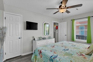 3 bedrooms, desk, iron/ironing board, free WiFi