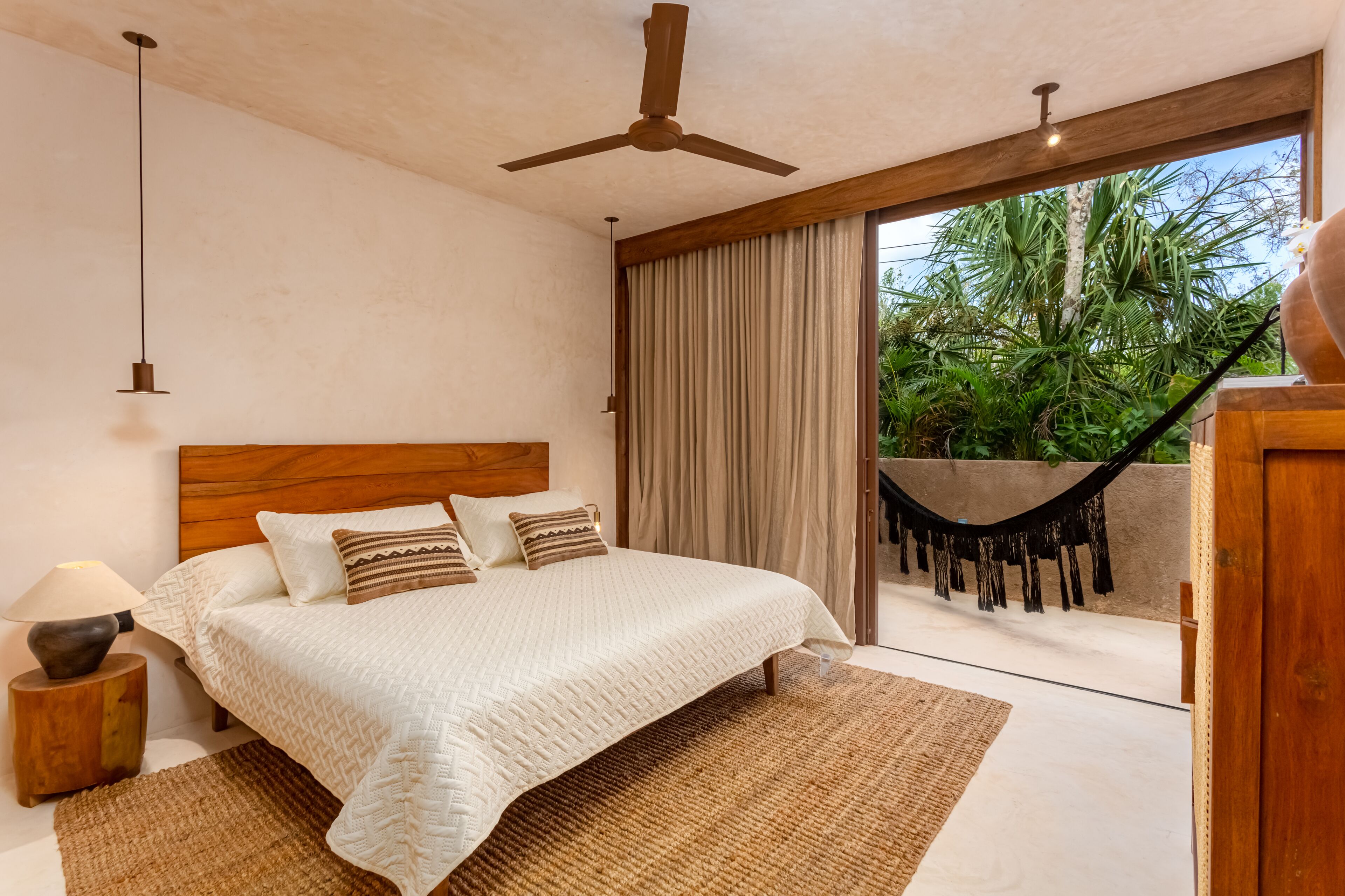 2 Level Penthouse – Private Rooftop Pool – 60Mbps