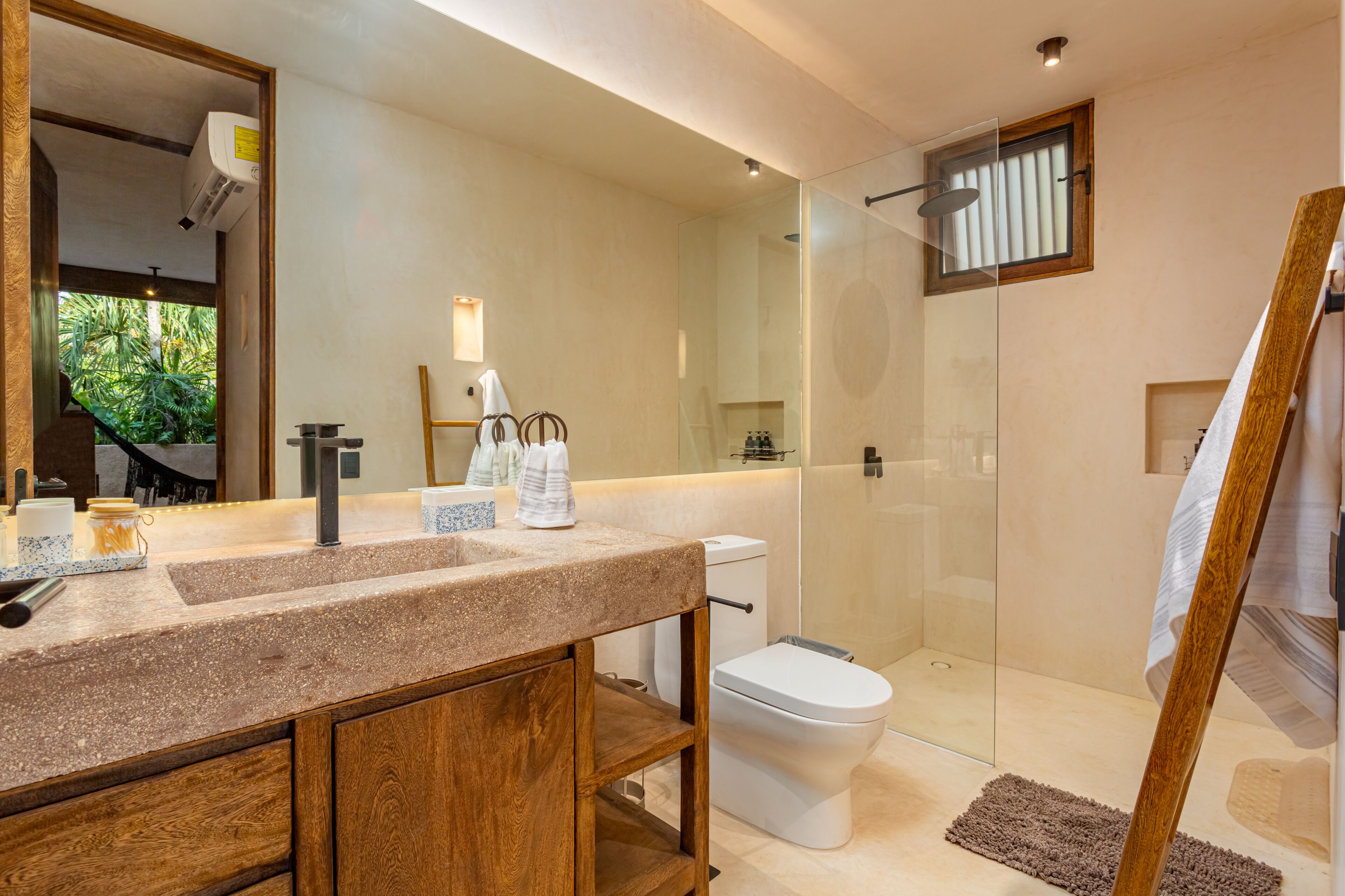 2 Level Penthouse – Private Rooftop Pool – 60Mbps