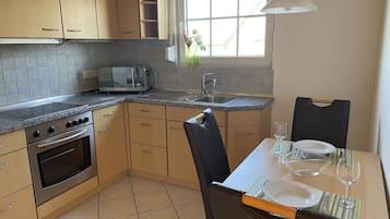 Frigorifero, forno, piano cottura, bollitore elettrico