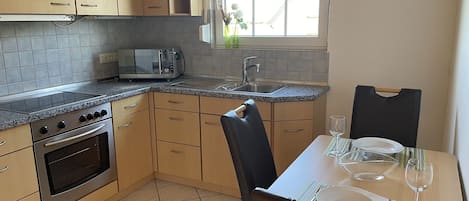Fridge, oven, stovetop, electric kettle