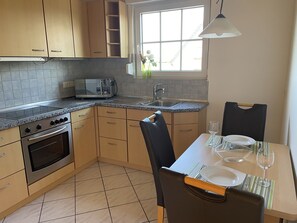 Réfrigérateur, four, plaque de cuisson, bouilloire électrique