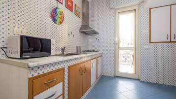 Frigorifero, forno, piano cottura, bollitore elettrico