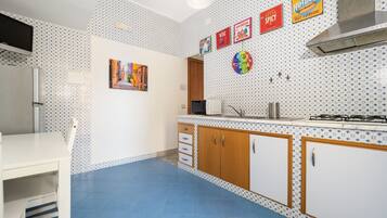 Frigorifero, forno, piano cottura, bollitore elettrico