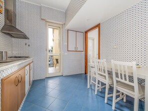 Fridge, oven, stovetop, electric kettle