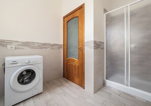 Douche, sèche-cheveux, bidet, serviettes fournies