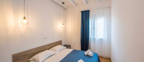 1 habitación, tabla de planchar con plancha, wifi gratis y ropa de cama