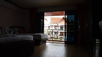 Deluxe Triple room with Balcony | Decoración individual, mobiliario individual, escritorio y wifi gratis