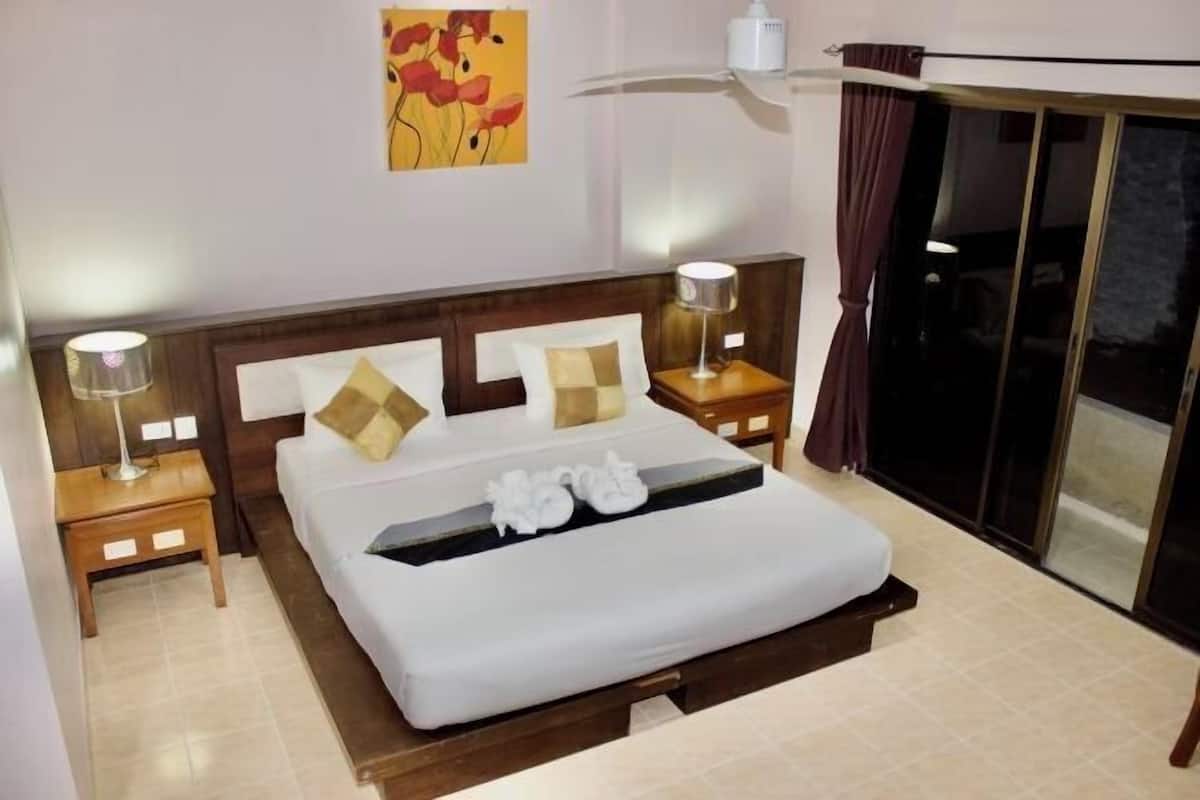 1 bedroom, individually decorated, individually furnished, desk