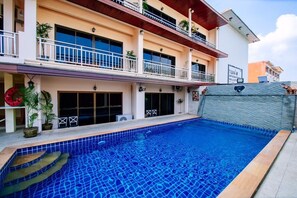 Deluxe with Pool Access | Vista dalla camera