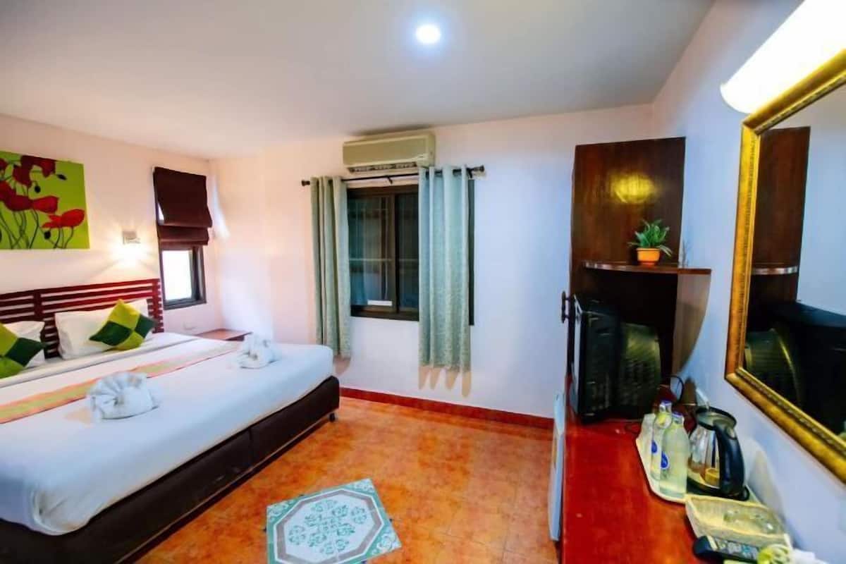 1 bedroom, individually decorated, individually furnished, desk