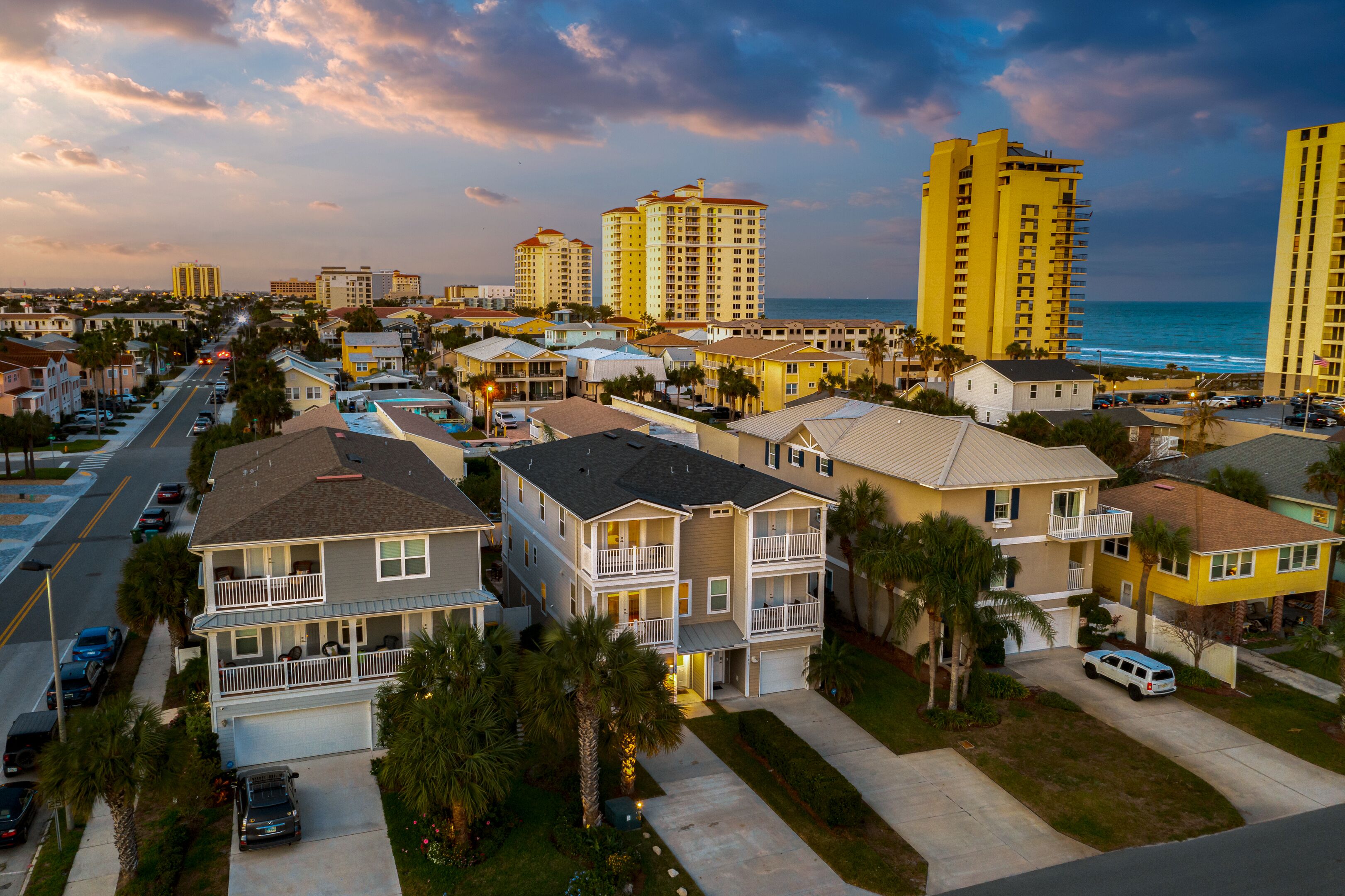 Spacious, luxury beach townhouse with4 large bedrooms one block from the beach!