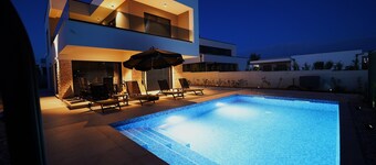 Villa Summerfield modern with salt water pool