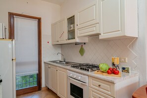 Frigorifero, microonde, forno, macchina per tè/caffè
