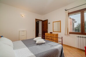 2 makuuhuonetta, silitysrauta/-lauta, ilmainen Wi-Fi, vuodevaatteet