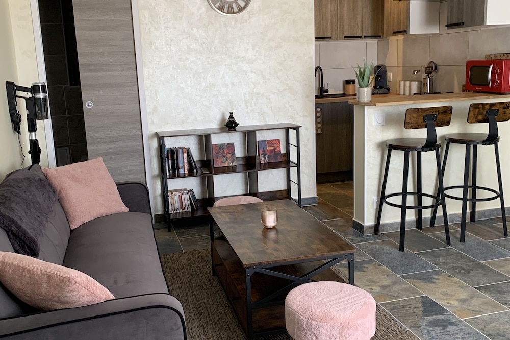 Independent accommodation with garden and swimming pool