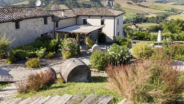 A stone building with a tiled roof, surrounded by greenery and hills. - Grano - Casa Bella Vista (Force)