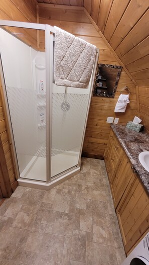 Douche, séchoir à cheveux, serviettes fournies, savon