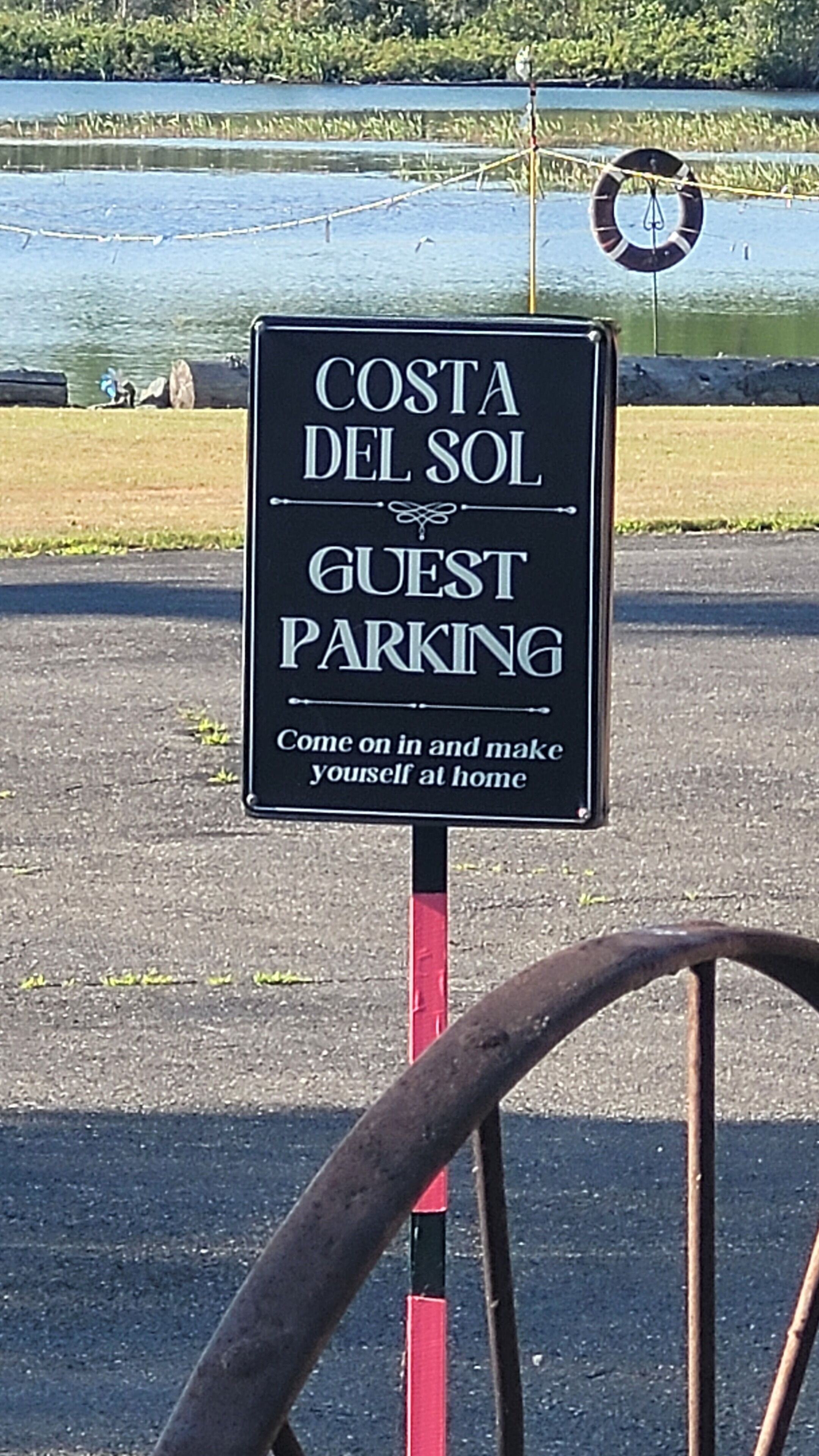 Schild für Costa Del Sol Gastparken mit der Einladung an Gäste, herzlich willkommen zu sein und sich wie zu Hause zu fühlen.