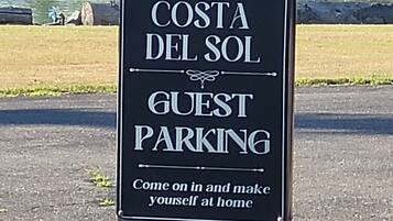 Schild für Costa Del Sol Gastparken mit der Einladung an Gäste, herzlich willkommen zu sein und sich wie zu Hause zu fühlen.
