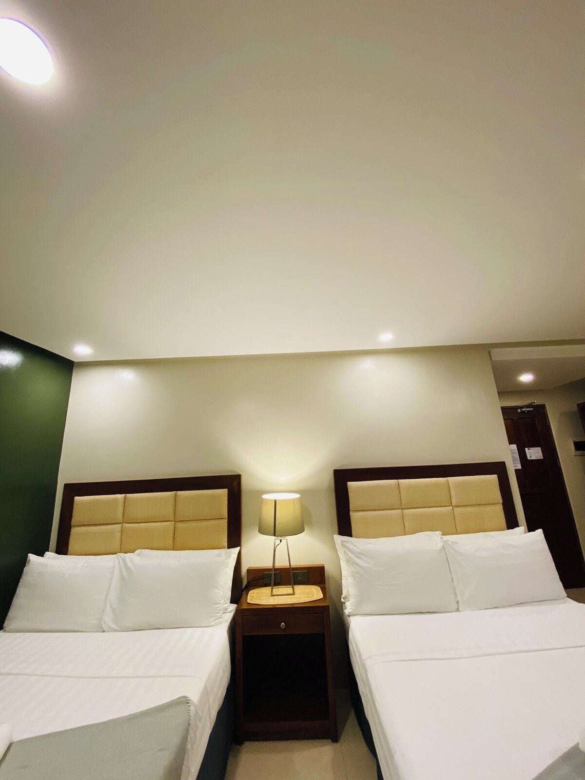 家庭四人房 | 办公桌、遮光窗帘、熨斗/熨板、免费 WiFi