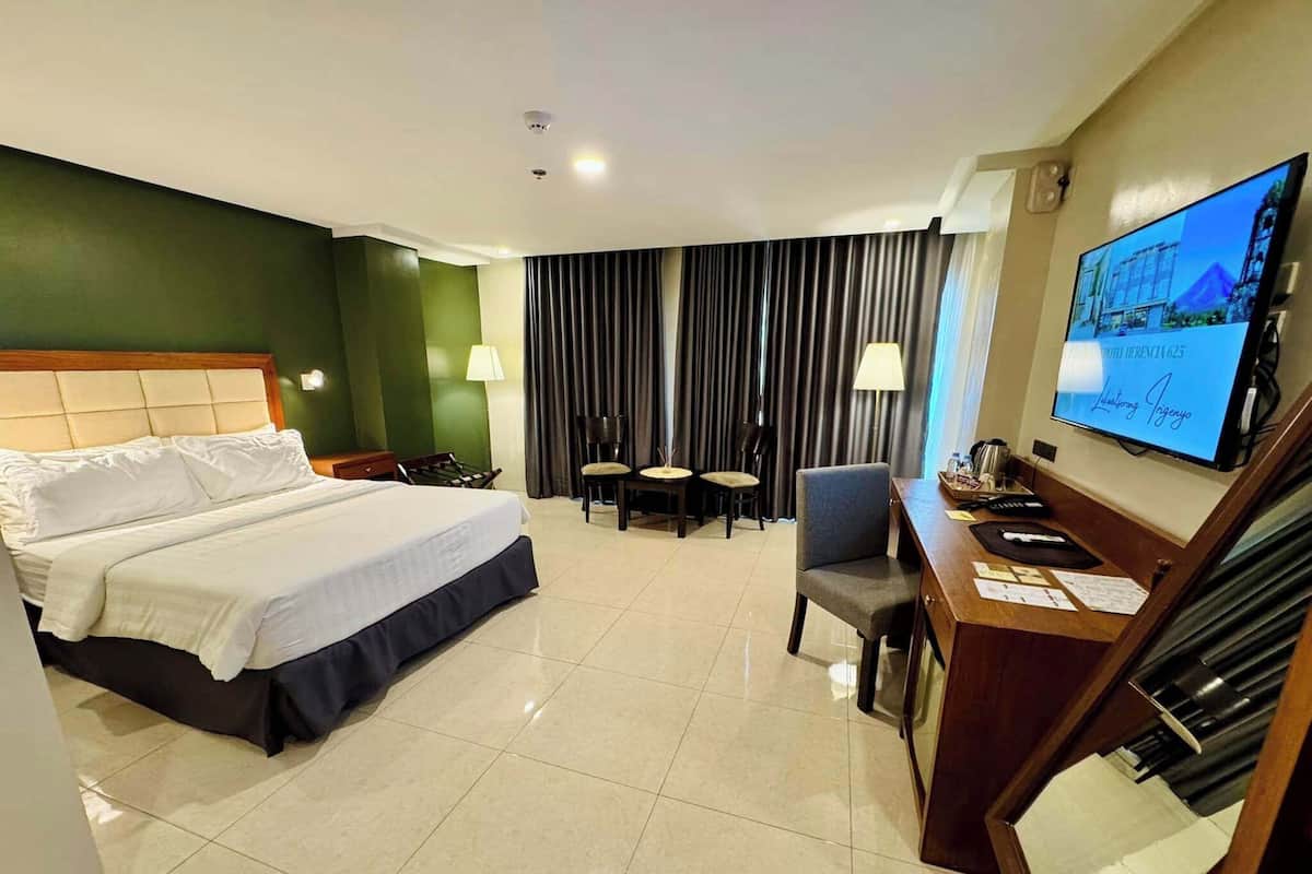 Deluxe Triple Room | Desk, blackout drapes, iron/ironing board, free WiFi