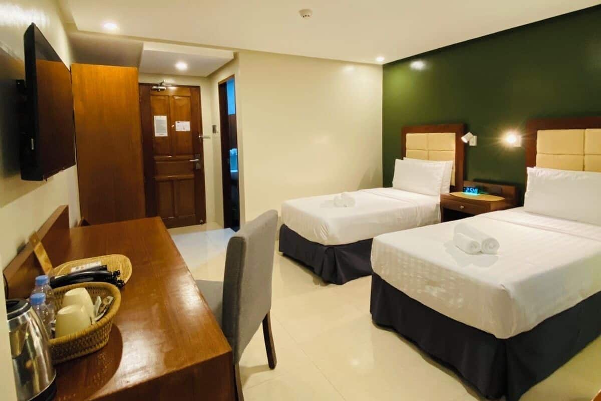 舒适双床房 | 办公桌、遮光窗帘、熨斗/熨板、免费 WiFi