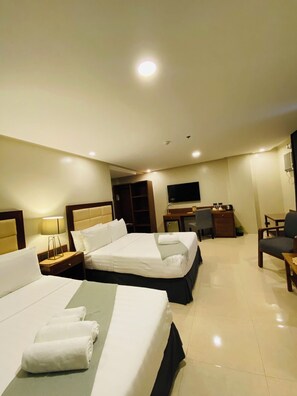 家庭四人房 | 办公桌、遮光窗帘、熨斗/熨板、免费 WiFi