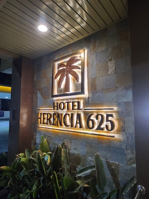 Majoituspaikan julkisivu illalla/yöllä