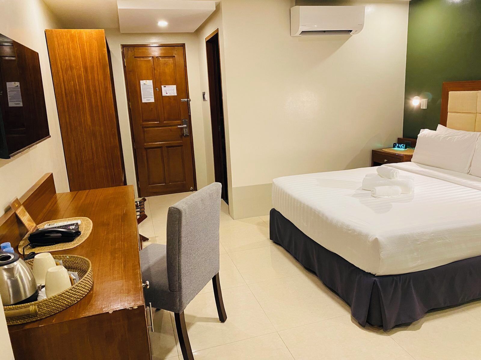 舒适双人房 | 办公桌、遮光窗帘、熨斗/熨板、免费 WiFi