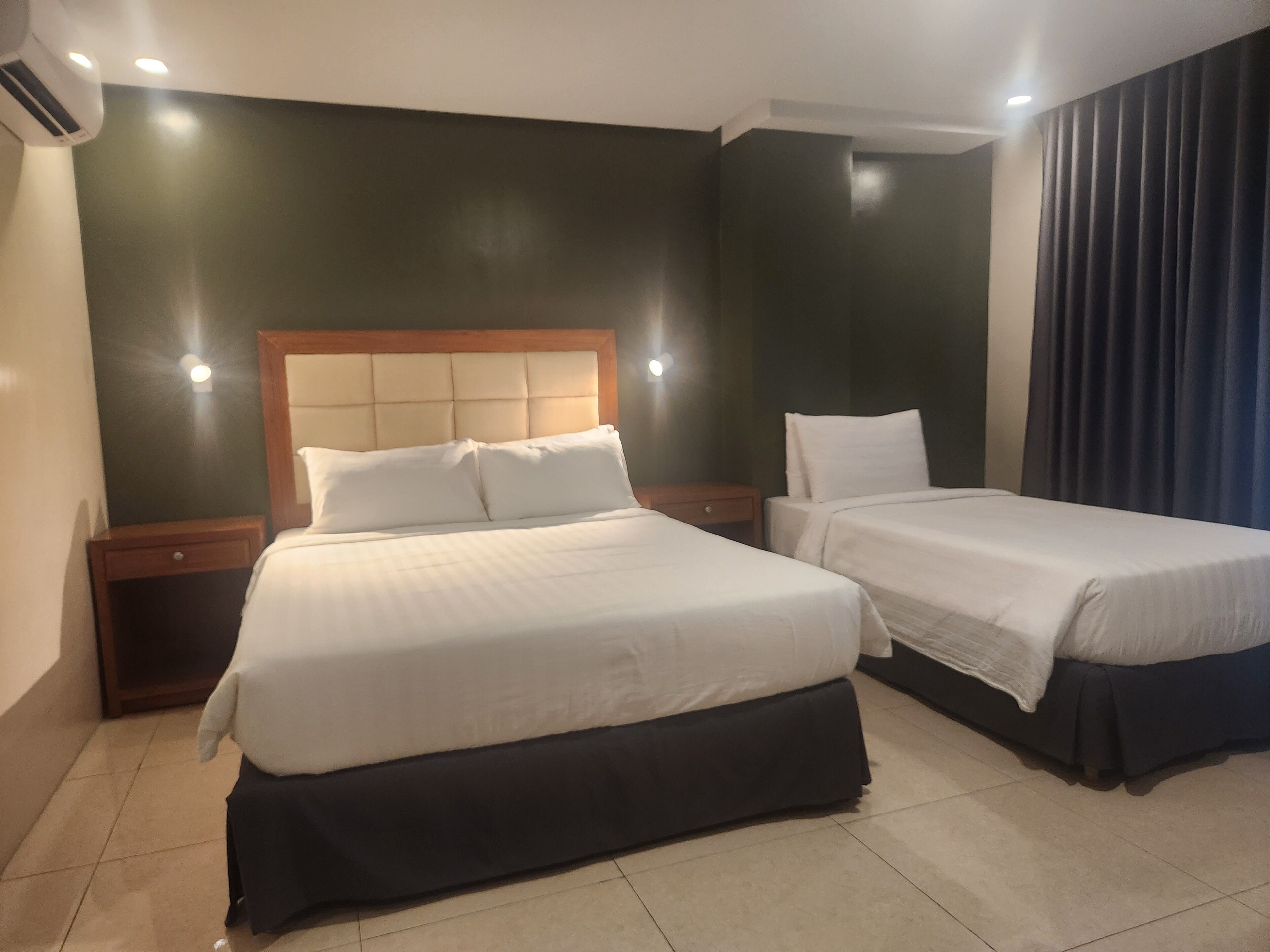 مكتب وستائر تعتيم ومكواة/لوح كي وواي فاي مجانًا