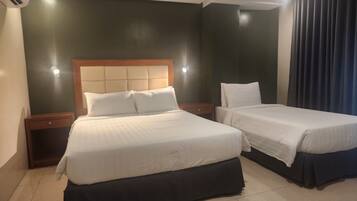 Escritorio, cortinas blackout y tabla de planchar con plancha