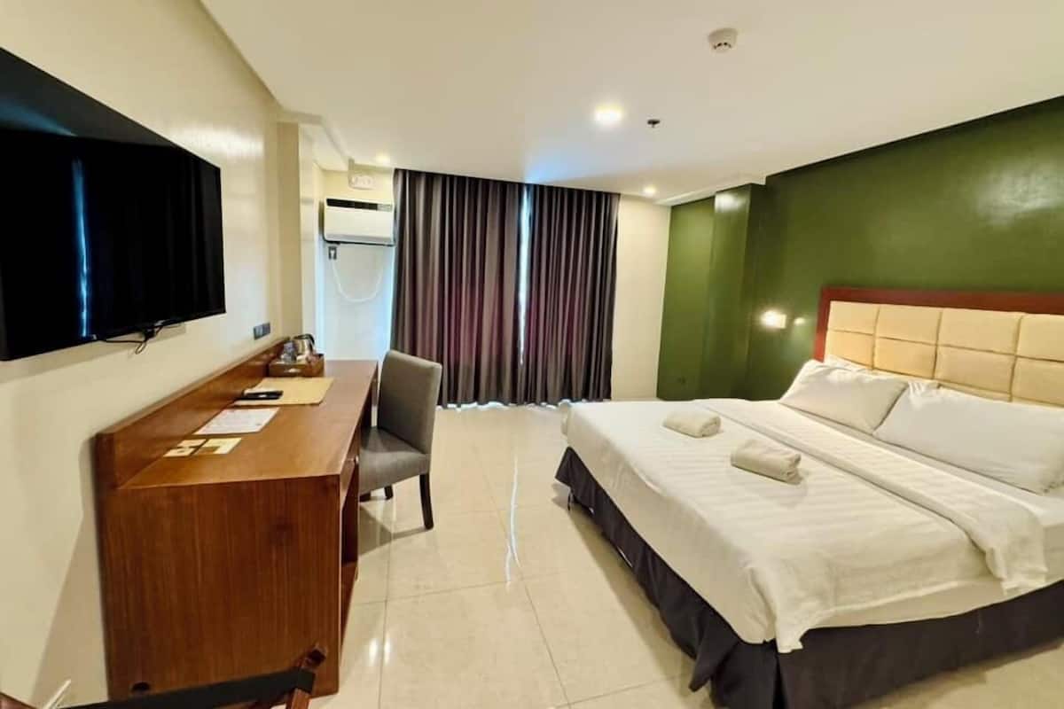 Comfort Double Room | Desk, blackout drapes, iron/ironing board, free WiFi