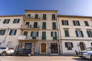 Front of property - AwesHome - Pisa Park View Apartment (Pisa)