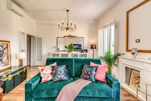 Luxury Apartment | Living area - AwesHome - Pisa Park View Apartment (Pisa)