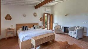 2 bedrooms, internet, bed sheets