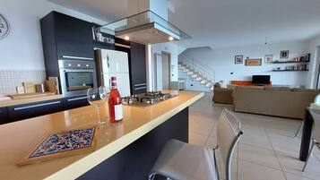 Forno, piano cottura, lavastoviglie, seggiolone