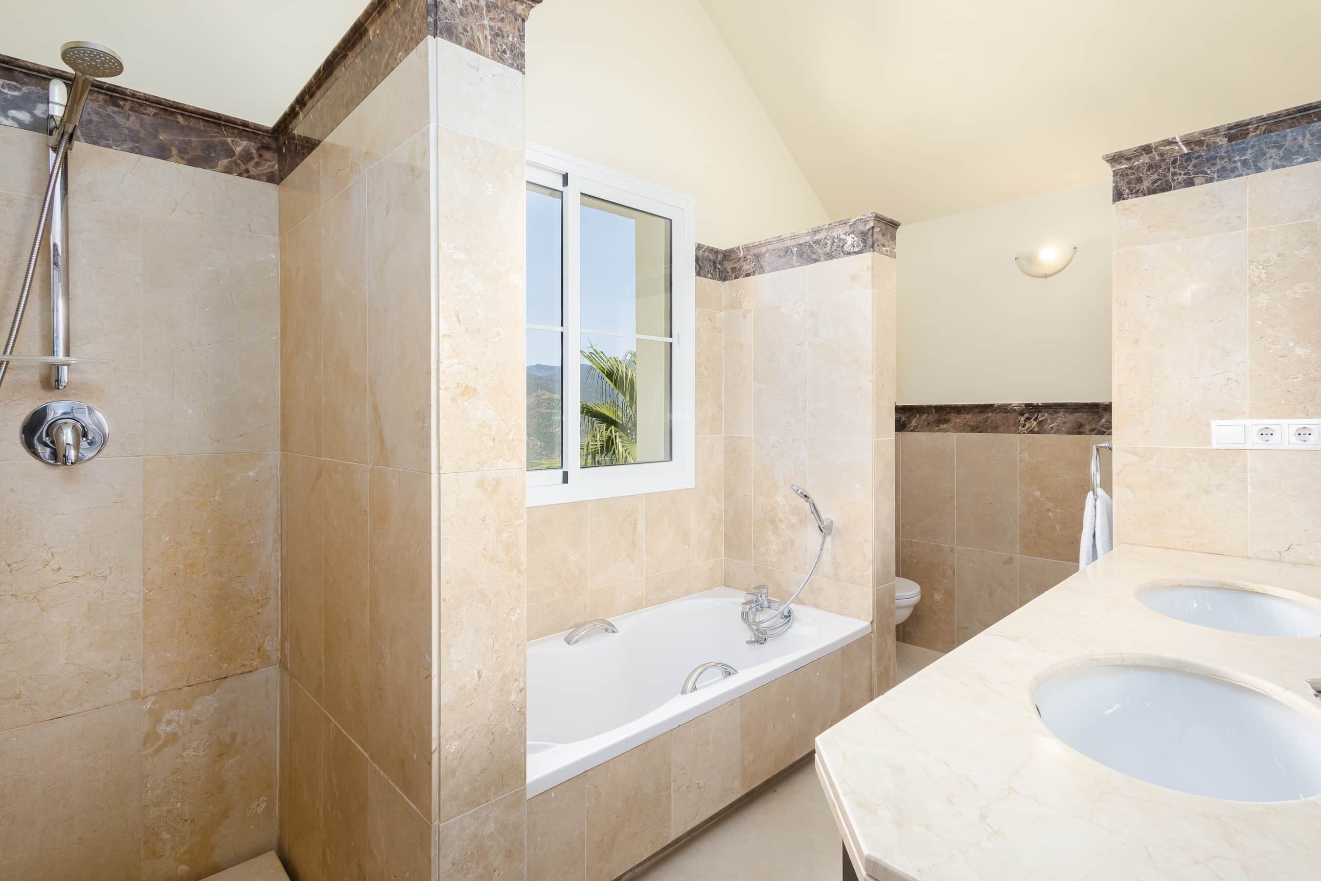 RDR300 - Exceptional views from 5 bedroom villa with pool