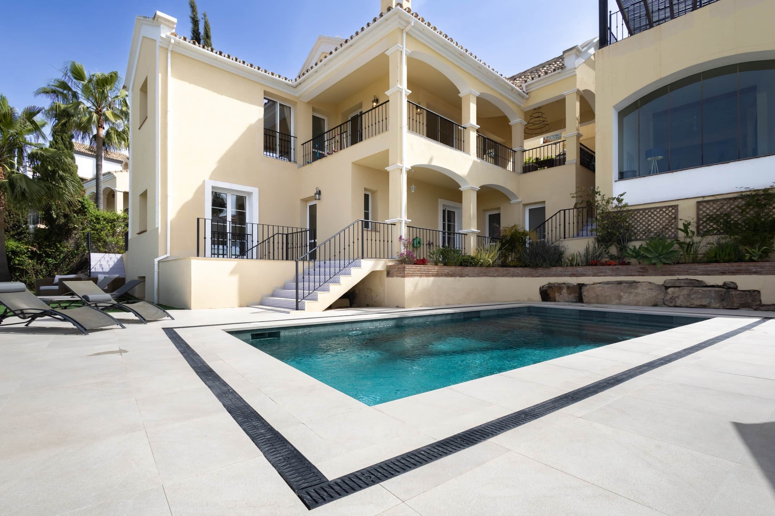 RDR300 - Exceptional views from 5 bedroom villa with pool