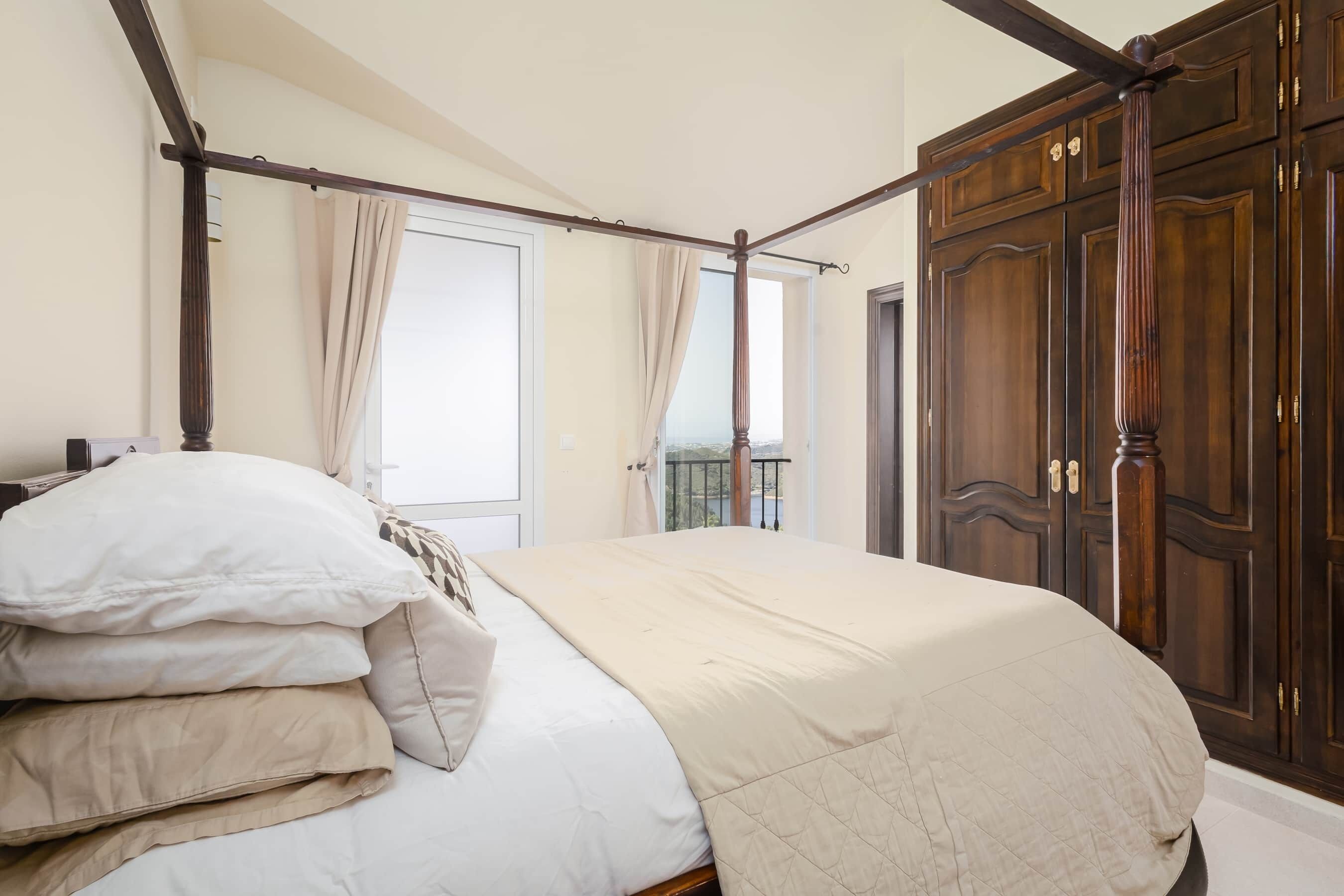 RDR300 - Exceptional views from 5 bedroom villa with pool