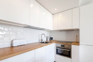 Een koelkast, een oven, een kookplaat, een vaatwasser