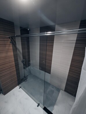 Standard Double or Twin Room, 2 Katil Bujang (Single), Non Smoking, Mountain View | Pancuran Bilik Mandi