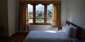 Dobbelt- eller tomannsrom – standard, 2 enkeltsenger, ikke-røyk, fjellutsikt | Memory foam-senger, minibar, skrivebord og wi-fi (inkludert)