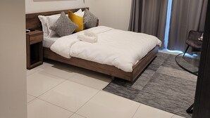 Luxury Studio, 1 Double Bed | Premium bedding, desk, free WiFi, bed sheets - RT Properties @ The Lennox Airport. (Accra)
