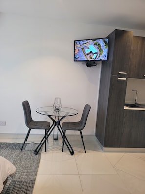 Studio Luxe, 1 lit double | Coin séjour | TV connectée de 42 pouces avec chaînes par satellite, télévision