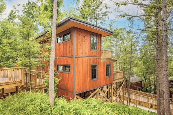 Exterior - NEXT TO DOLLYWOOD! Treetop Cabin 2br/2ba, Private Hot Tub, Gas Grill, 2 Decks (Pigeon Forge)