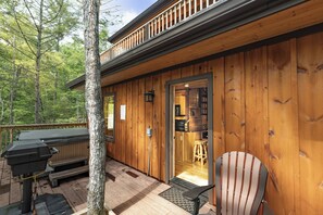 Terrace/patio - NEXT TO DOLLYWOOD! Treetop Cabin 2br/2ba, Private Hot Tub, Gas Grill, 2 Decks (Pigeon Forge)