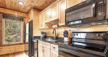 NEXT TO DOLLYWOOD! Treetop Cabin 2br/2ba, Private Hot Tub, Gas Grill, 2 Decks