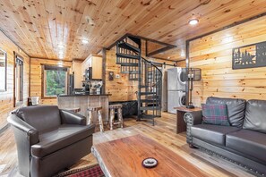 Smart TV, fireplace - NEXT TO DOLLYWOOD! Treetop Cabin 2br/2ba, Private Hot Tub, Gas Grill, 2 Decks (Pigeon Forge)