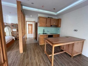 Kamar Mewah | Dapur pribadi | Lemari es di ruangan bersama dan microwave di ruangan umum